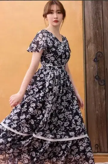 Her lip to 카멜리아 보일 벨티드 드레스