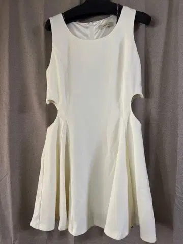 [ 새상품급 ] titty&co 사이드 하트 오픈 슬리브리스 원피스