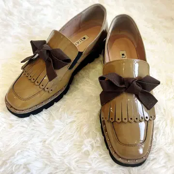 DIANA 통굽 로퍼 프린지 리본 에나멜 22cm