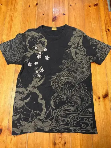 일본풍 패턴 자수 용과 벚꽃 프린트 T셔츠 드래곤