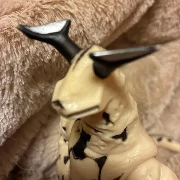 울트라맨 엘레킹 괴수 피규어 크림색과 블랙 무늬