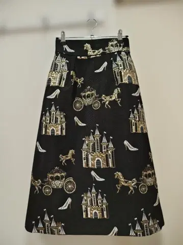 룰루 윌로비 신데렐라 모티브 스커트