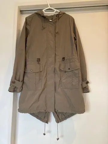 카키 후드 부착 모즈 코트