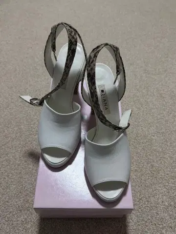 DIANA 화이트 오픈토 샌들 23.5cm
