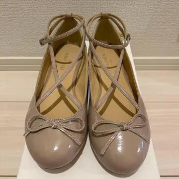 베이지 리본 포함 발레 슈즈 크로스 스트랩