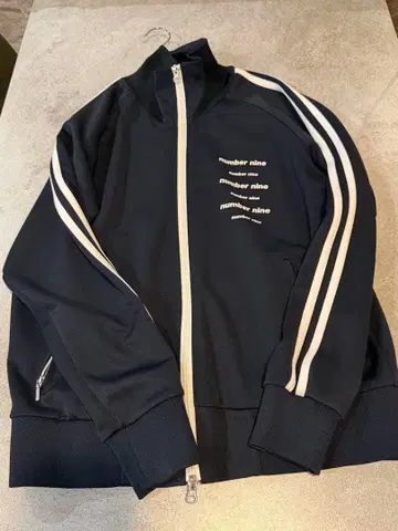 NUMBER (N)INE x STUDIOUS 로고 프린트 트랙 자켓