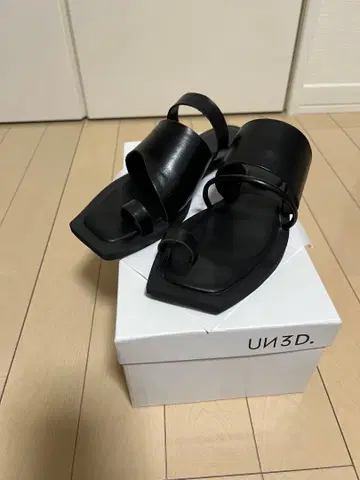 UN3D. 가죽 샌들