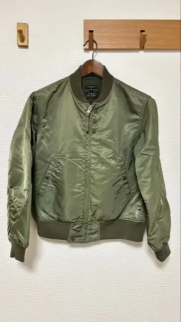 엔지니어드 가먼츠 BEAMS 별주 에비에이터 자켓 MA-1