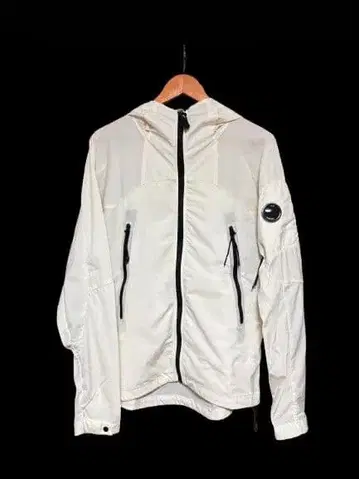 CP 컴퍼니 화이트 후드 부착 자켓