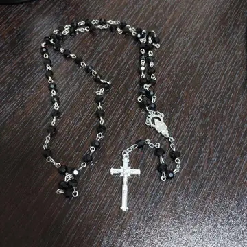 실버와 블랙 비즈 로자리오 목걸이