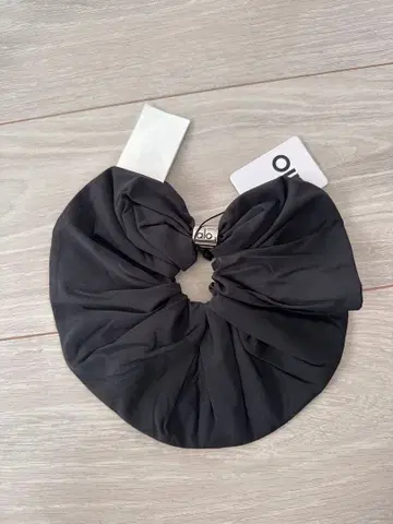 alo yoga 스크런치 새상품 머리끈 아로요가 룰루레몬 필라테스