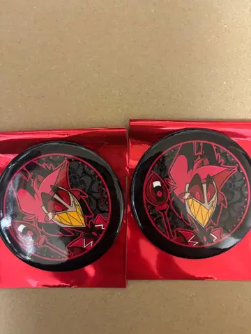 해즈빈 호텔 스마일 베이스 카페 알래스터 캔뱃지 2개 세트