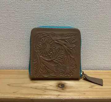 그레이스 카빙 트라이브스 꽃무늬 엠보싱 가공 접이식 지갑 2색 컬러