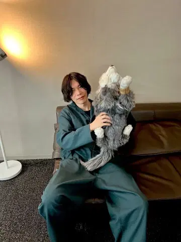 요네즈켄시 착용 작업복