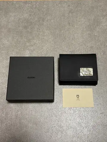 GARNI 블랙 3단 폴더형 지갑