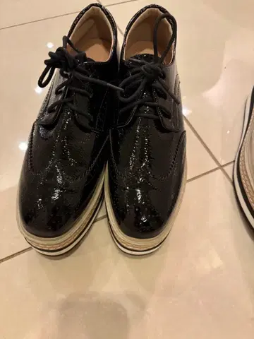 블랙 에나멜 플랫폼 신발