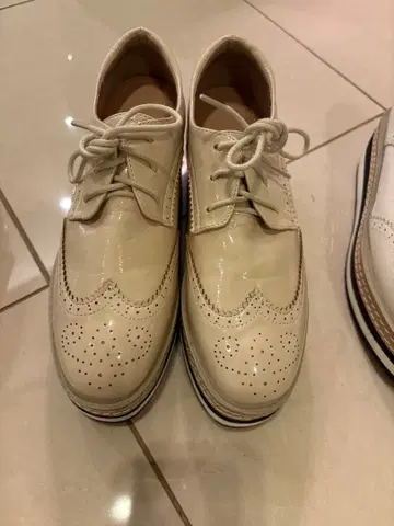 크림색 윙팁 통굽 신발