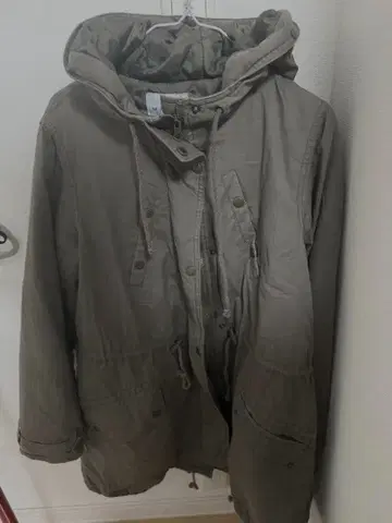 올리브색 후드 부착 모즈 코트 그런지 계열