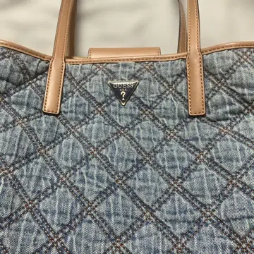 GUESS 데님 퀼팅 토트백