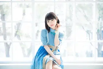 토야마 나오 착용 비대칭 OP 블루 x 베이지