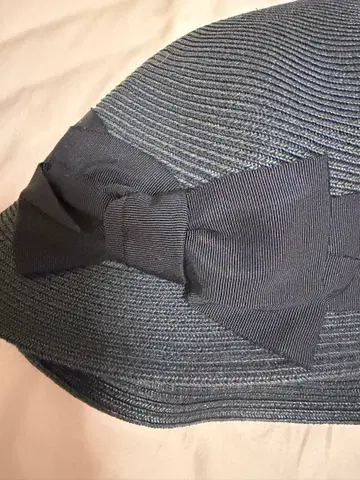 리본 포함 블랙 밀짚모자 아나스타샤 마그니피카