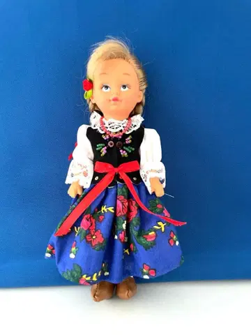 전통 민족 의상의 금발 인형