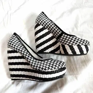 미사용 새상품 브라질발 유니크 디자인 화이트 블랙 펌프스 힐