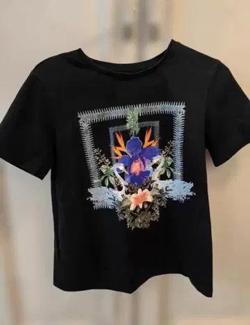 꽃무늬 프린트 블랙 T셔츠 반팔