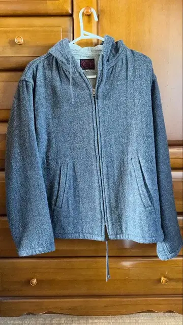 에비수 울 후드티