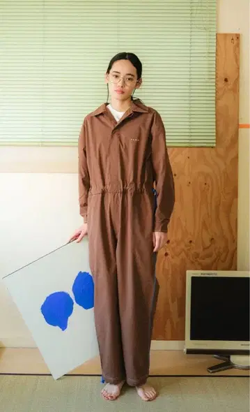 흔들리는 천의 점프수트