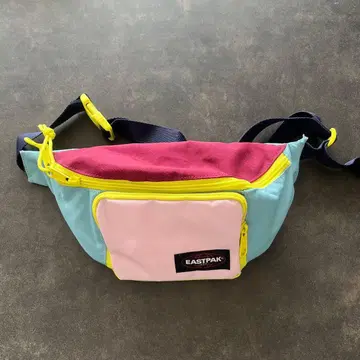 EASTPAK 멀티 컬러 바디백