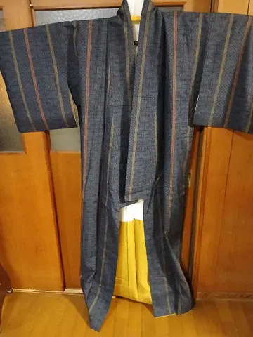 전통적인 파랑과 금색 실크 기모노