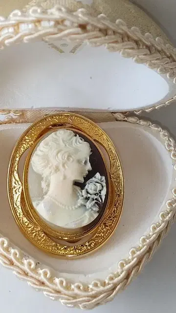 카메오 CAMEO 브로치 2WAY 빈티지 새상품급입니다 (케이스 포함).