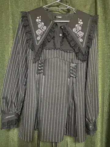 NOEMIE 로즈 자수 레이스업 셋업 (블랙)