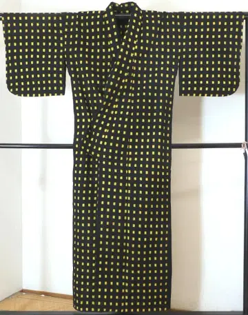 목화 블랙 베이스에 옐로우 컬러 사각 직조 쿠루메가스리 단의 기모노