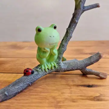 개구리와 무당벌레 피규어