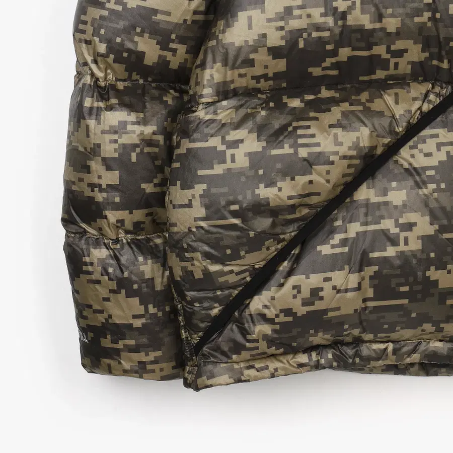 [M] Stüssy 微型防撕裂羽绒服 数码迷彩
