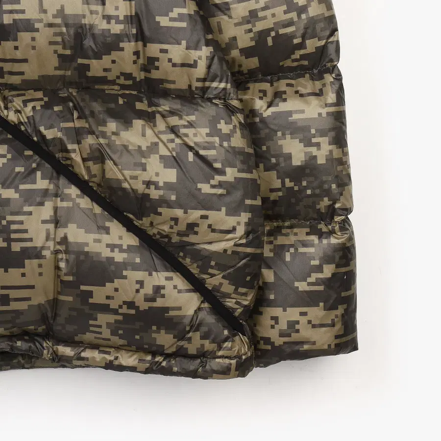 [M] Stüssy 微型防撕裂羽绒服 数码迷彩