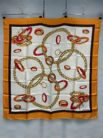 TRUSSARDI 실크 스카프 체인 디자인