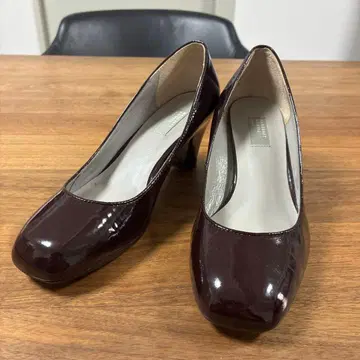 마가렛호웰 에나멜 펌프스