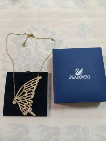 SWAROVSKI 나비 디자인 목걸이