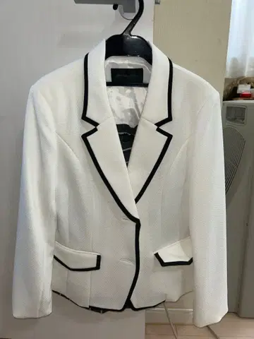 화이트 블레이저와 스트라이프 스커트 세트