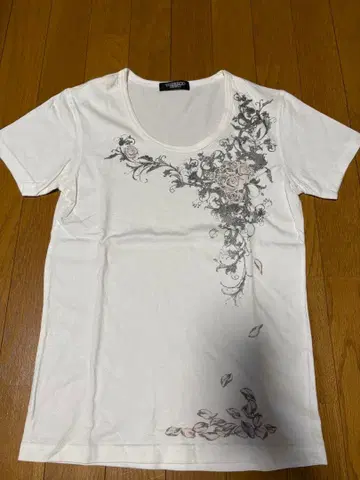 토네이도 마트 꽃무늬 프린트 화이트 T셔츠 M 사이즈