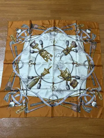 TRUSSARDI 트루사르디 실크 스카프 트로피 디자인