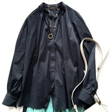 투모로우랜드 컬렉션 스트레치 브로드 플레어 요크 블라우스 다크 네이비