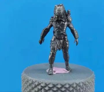 프레데터 금속 피규어