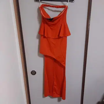오렌지 프릴 달린 비대칭 드레스
