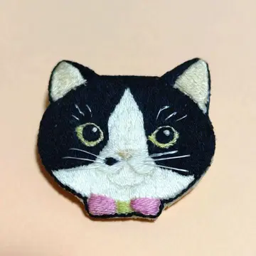 하치와레 고양이 (코딱지 무늬) 손자수 브로치 벚꽃떡 색상의 리본
