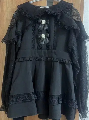 NOEMIE 레이스 케이프 오픈 숄더 셋업