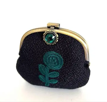 미나 페르호넨 원단 사용 보석 같은 가마구치 파우치